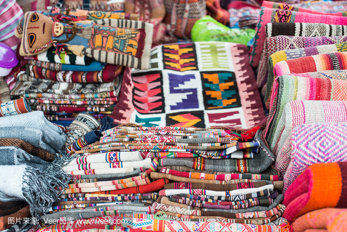 秘鲁库斯科市场出售的传统彩色羊毛纺织品。
